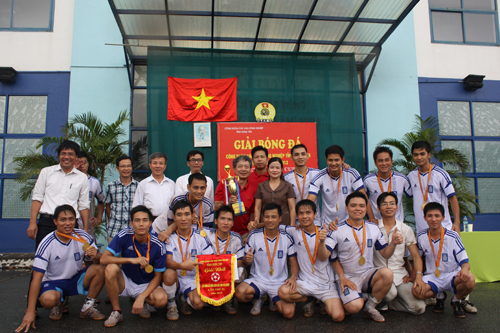 Công đoàn các Khu công nghiệp tỉnh: Bế mạc giải bóng đá tranh cúp TAEYANG VINA năm 2013