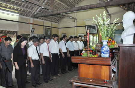 Dâng hương tưởng nhớ Chủ tịch Hồ Chí Minh và các anh hùng liệt sỹ
