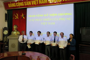 Trao kỷ niệm chương “Vì sự phát triển của phụ nữ Việt Nam” cho 5 đồng chí cán bộ cán bộ Công đoàn