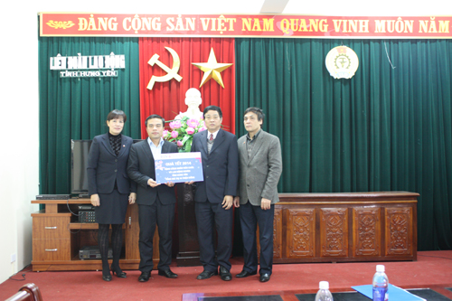 LĐLĐ tỉnh - Ngân hàng TMCP đầu tư và phát triển Việt Nam chi nhánh tỉnh Hưng Yên tổ chức tặng quà Tết cho CNVCLĐ có hoàn cảnh đặc biệt khó khăn