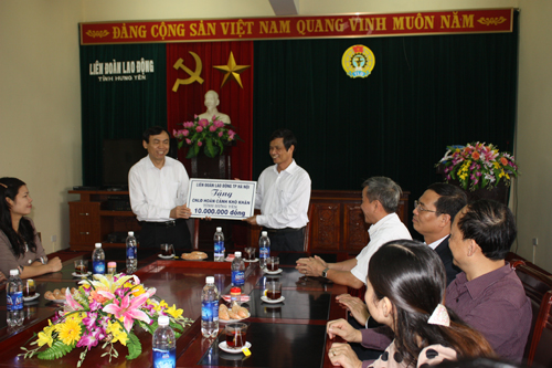 Liên đoàn lao động thành phố Hà Nội tặng công nhân lao động có hoàn cảnh khó khăn tỉnh Hưng Yên 10 triệu đồng