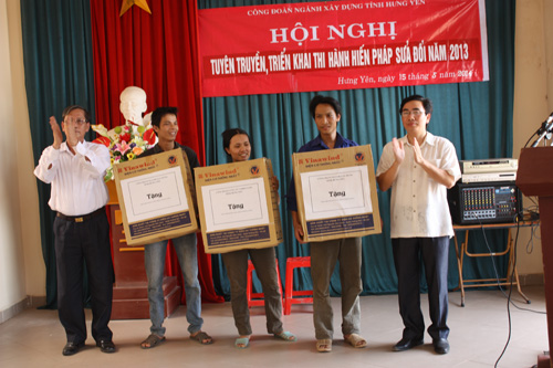 Công đoàn ngành xây dựng Hưng Yên: Truyên truyền triển khai hiếp pháp năm 2013 – Trao quà CNLĐ có hoàn cảnh khó khăn.