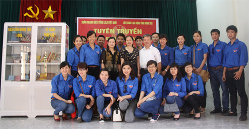 Đoàn thanh niên Tổng liên đoàn lao động Việt Nam tuyên truyền phổ biến giáo dục pháp luật và tặng quà công nhân, con công nhân khó khăn.