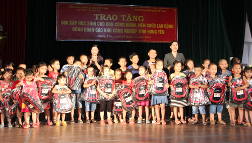 Quỹ bảo trợ trẻ em của Công đoàn Việt Nam phối hợp LĐLĐ Hưng Yên: Tặng quà cho con CNVCLĐ bị mắc bệnh hiểm nghèo, có hoàn cảnh khó khăn tổng trị giá trên 130 triệu đồng.