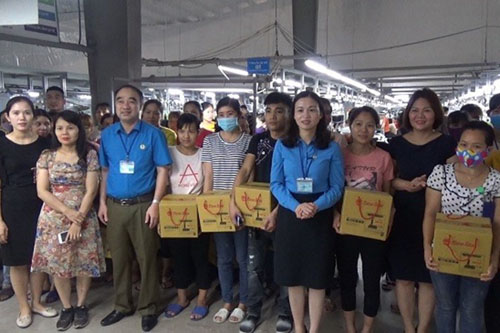 LĐLĐ huyện Khoái Châu: Trao quà cho công nhân lao động hoàn cảnh khó khăn