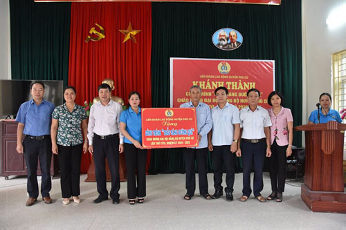 Liên đoàn lao động huyện Phù Cừ  gắn biển và bàn giao công trình “Thắp sáng đường quê”thôn Long Cầu xã Đoàn Đào.
