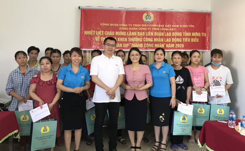 Liên đoàn Lao động huyện Phù Cừ tặng 110 suất quà cho công nhân lao động