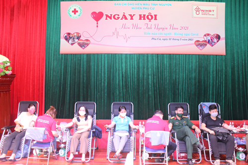 Cán bộ, đoàn viên, CNVCLĐ huyện Phù Cừ tham gia “Ngày hội hiến máu tình nguyện” năm 2021.