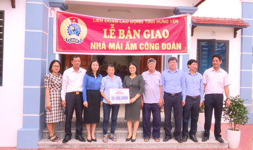 Liên đoàn lao động tỉnh tổ chức Lễ bàn giao và trao tiền hỗ trợ xây nhà “Mái ấm công đoàn”.