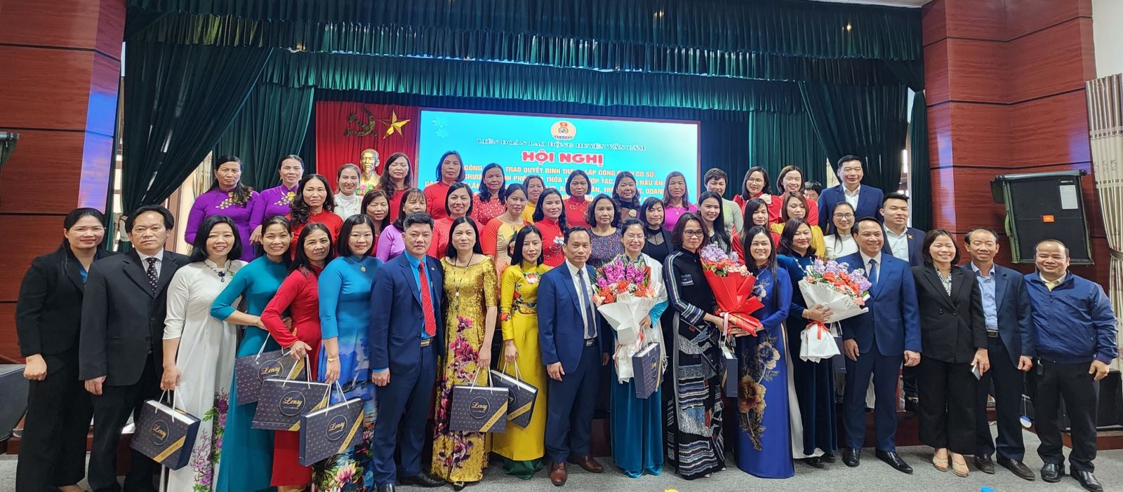 Liên đoàn lao động huyện Văn Lâm tổ chức chuỗi hoạt động chào mừng ngày Quốc tế phụ nữ mồng 8/3/2023.