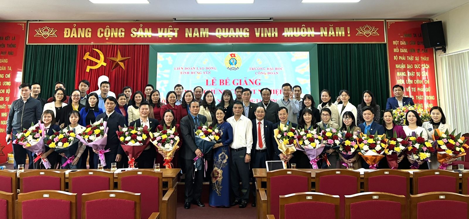 Bế giảng lớp đào tạo lý luận và nghiệp vụ công tác Công đoàn - K253  cho cán bộ công đoàn tỉnh Hưng Yên