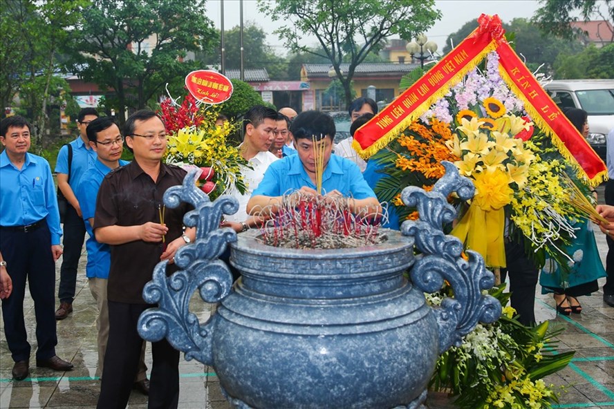 Đoàn đại biểu Tổng LĐLĐVN dâng hương tưởng niệm Cố Tổng Bí thư Nguyễn Văn Linh