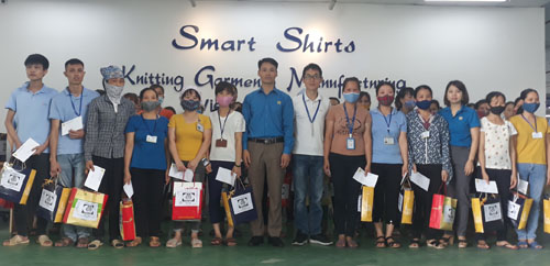 Liên đoàn Lao động huyện Ân Thi thăm tặng quà công nhân lao động có hoàn cảnh khó khăn, nhân tháng công nhân