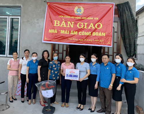 Liên đoàn Lao động tỉnh Hưng Yên bàn giao nhà “Mái ấm công đoàn” nhân kỷ niệm 76 năm Cách mạng Tháng 8 và Quốc khánh 2/9