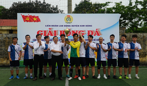 Liên đoàn Lao động huyện Kim Động tổ chức Giải bóng đá Nam trong CNVCLĐ kỷ niệm 132 năm Ngày sinh Chủ tịch Hồ chí Minh (19/5/1890-19/5/2022) và hưởng ứng Tháng công nhân năm 2022.