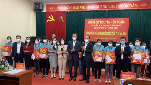 Đồng chí Bí thư Tỉnh ủy Nguyễn Hữu Nghĩa thăm, tặng quà đoàn viên công đoàn có hoàn cảnh khó khăn tại Công ty cổ phần Bảo Hưng