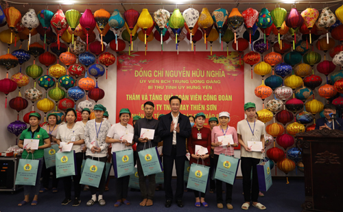 Đồng chí Bí thư Tỉnh ủy Nguyễn Hữu Nghĩa thăm, tặng quà  công nhân lao động nhan dip Tết Quý Mão 