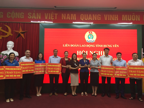Liên đoàn lao động tỉnh - Hội Liên hiệp phụ nữ tỉnh tổ chức tiếp nhận Áo dài – Trao gửi yêu thương – Giữ gìn, phát huy di sản văn hóa Việt Nam.
