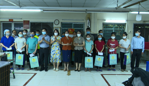 LĐLĐ tỉnh Hưng Yên thăm và tặng quà cho công nhân lao động tiêu biểu tại huyện Phù Cừ