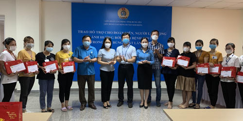 Lãnh đạo Liên đoàn lao động tỉnh thăm, tặng quà công nhân lao động bị ảnh hưởng bởi dịch Covid-19 tại huyện Kim Động.