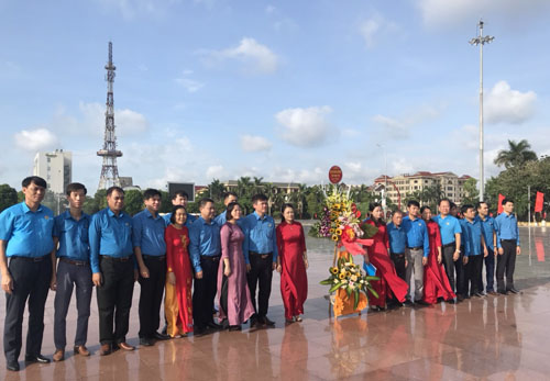 Liên đoàn Lao động Hưng Yên tổ chức về nguồn dâng hương, hoa, viếng mộ, báo công với cựu lãnh đạo Công đoàn, các anh hùng Liệt sỹ nhân kỷ niệm 91 năm ngày thành lập Công đoàn Việt Nam và 73 năm ngày thương binh liệt sỹ.