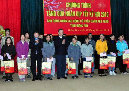Bộ trưởng Bộ Công an Tô Lâm thăm, tặng quà tết công nhân lao động có hoàn cảnh khó khăn  tỉnh Hưng Yên.