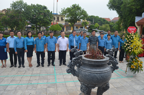 Đoàn đại biểu Tổng Liên đoàn Lao động Việt Nam dâng hương, dâng hoa tại Khu lưu niệm Tổng Bí thư Nguyễn Văn Linh