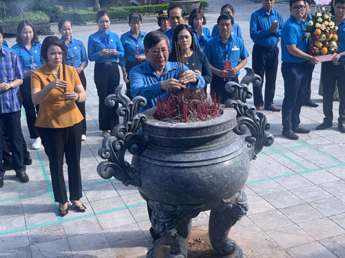 Tổng Liên đoàn Lao động Việt Nam dâng hương tưởng niệm Tổng Bí thư Nguyễn Văn Linh