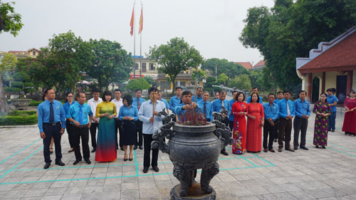 Đoàn cán bộ công đoàn tiêu biểu dâng hương tưởng niệm đồng chí Nguyễn Văn Linh 