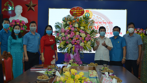 Đồng chí Nguyễn Duy Hưng, Phó Bí thư Thường trực Tỉnh ủy tặng hoa, chúc mừng đội ngũ cán bộ công đoàn Liên đoàn Lao động tỉnh 