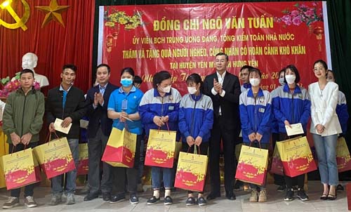 Tổng Kiểm toán Nhà nước Ngô Văn Tuấn trao quà Tết tặng hộ nghèo, công nhân, lao động có hoàn cảnh khó khăn huyện Yên Mỹ.