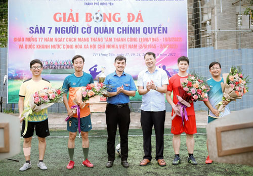 Công đoàn cơ quan chính quyền thành phố Hưng Yên Giao lưu bóng đá chào mừng Quốc Khánh.