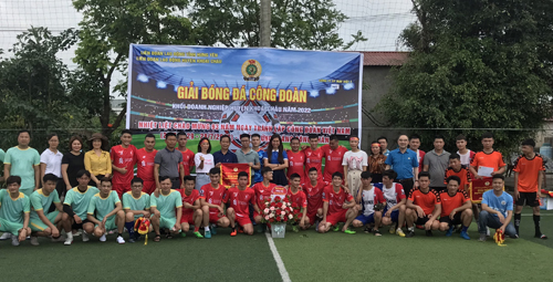 Liên đoàn lao động huyện Khoái Châu tổ chức giải bóng đá và trao quà cho CNLĐ có hoàn cảnh khó khăn nhân tháng công nhân năm 2022