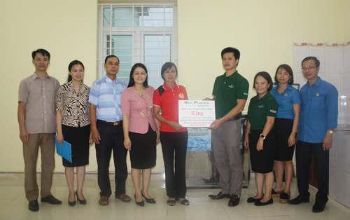 Liên đoàn Lao động tỉnh trao bình lọc nước cho Trường Mầm non Đại Tập (huyện Khoái Châu) và Trường Mầm non Cẩm Ninh (huyện Ân Thi)  