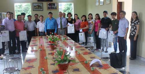 Phó Chủ tịch Thường trực Tổng Liên Đoàn Lao động Việt Nam  thăm và tặng quà Công nhân lao động tại Hưng Yên.