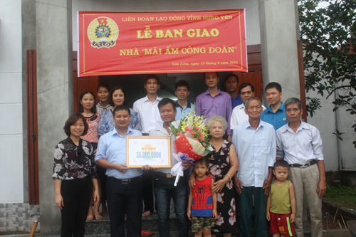 Liên đoàn Lao động tỉnh Hưng Yên bàn giao 3 nhà “Mái ấm công đoàn” cho đoàn viên có hoàn cảnh khó khăn. 