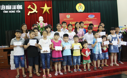 Liên đoàn Lao động tỉnh Hưng Yên tổ chức khen thưởng học sinh giỏi năm học 2016 – 2017