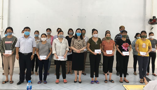 Liên đoàn Lao tỉnh thăm, làm việc và trao quà cho công nhân lao động Công ty TNHH KYUNG Việt nhân dịp Tháng công nhân năm 2020