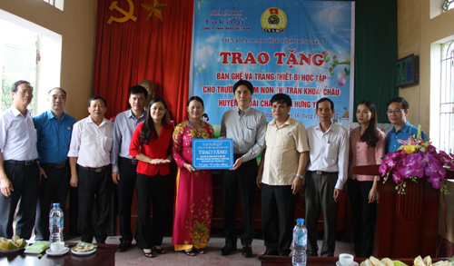 Công ty TNHH Takagi Việt Nam trao tặng hơn 200 bộ bàn ghế cho các trường học, dịp 20/11.