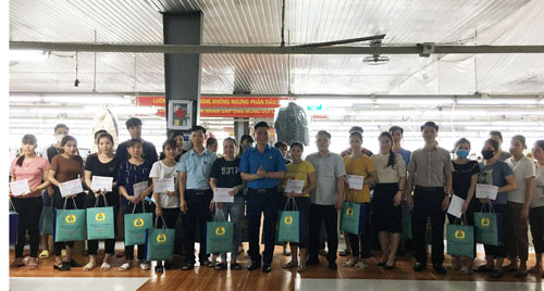 Liên đoàn Lao tỉnh thăm, làm việc và biểu dương khen thưởng công nhân lao động tiêu biểu tại Công ty TNHH May Phú Sinh và Công ty Cổ phần May Hưng Vũ nhân Tháng công nhân năm 2020