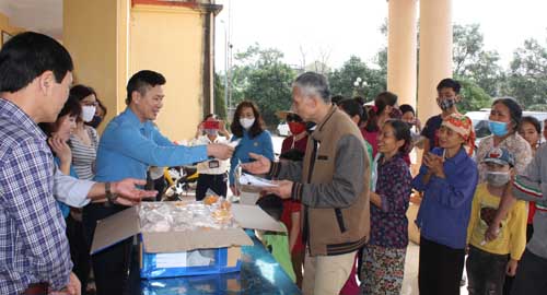 Liên đoàn lao động huyện Khoái Châu phát khẩu trang cho người lao động và bà con nhân dân.