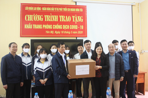 Liên đoàn Lao động tỉnh Hưng Yên vận động các doanh nghiệp tặng khẩu trang và dung dịch sát khuẩn cho học sinh và công nhân lao động