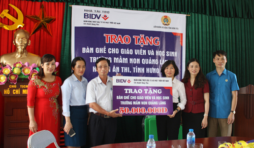 Liên đoàn Lao động tỉnh - Ngân hàng Đầu tư và phát triển Việt Nam trao tặng bàn ghế cho trường mầm non Quảng Lãng, Ân Thi.