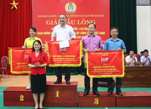 Liên đoàn lao động tỉnh tổ chức Giải cầu lông Công nhân, viên chức, lao động chào mừng kỉ niệm 90 năm ngày thành lập Công đoàn Việt Nam