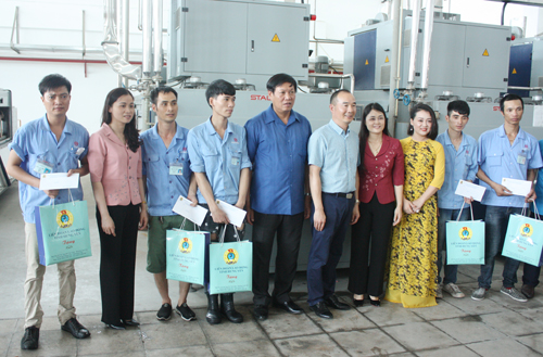 Liên đoàn Lao động tỉnh tổ chức thăm, làm việc và trao thưởng cho công nhân lao động tiêu biểu tại Công ty TNHH dệt nhuộm Jasan (Việt Nam)