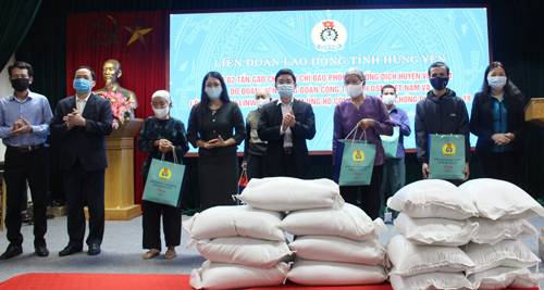 Liên đoàn lao động tỉnh: Trao 9 tấn gạo tặng Ban Chỉ đạo phòng, chống dịch bệnh Covid-19 huyện Văn Lâm, thị xã Mỹ Hào và huyện Yên Mỹ