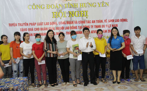 Đồng chí Phó Bí thư Thường trực Tỉnh ủy Nguyễn Duy Hưng thăm, làm việc với doanh nghiệp và tặng quà cho công nhân, người lao động.