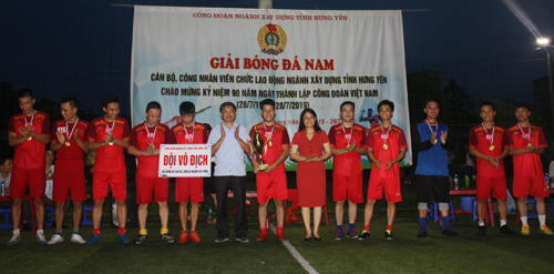 Công đoàn ngành xây dựng tổ chức giải bóng đá cán bộ, CNVCLĐ chào mừng 90 năm ngày thành lập Công đoàn Việt Nam.