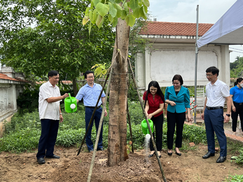 Cụm Thi Đua số 2 Liên đoàn Lao động tỉnh Hưng Yên trồng hàng cây Công đoàn tại đường 376 huyện Yên Mỹ.