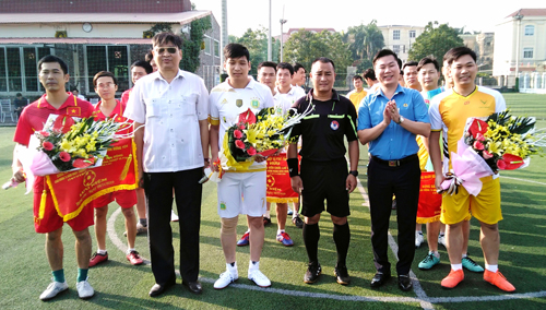 Công đoàn ngành NN & PTNT Hưng Yên tổ chức giao hữu bóng đá nam CNVCLĐ chào mừng kỷ niệm 74 năm ngày truyền thống ngành (14/11/1945-14/11/2019)